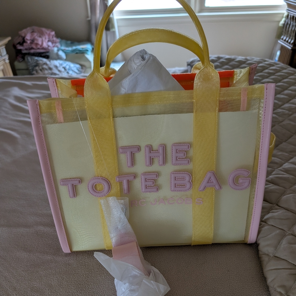 Marc Jacobs medium Size Mesh tote Bag. Perfect for spring and summer.